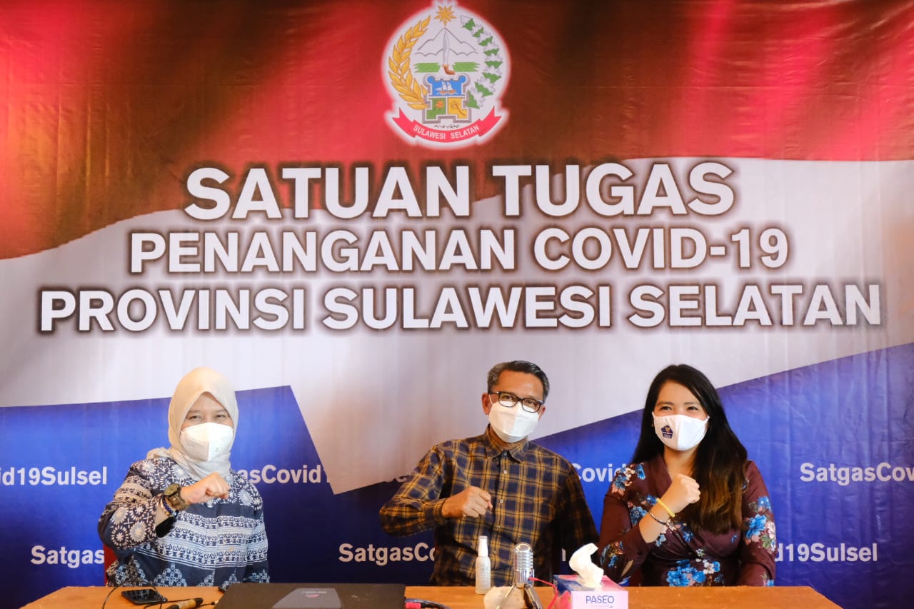 Gubernur Sulawesi Selatan, Nurdin Abdullah (tengah) bersama jajarannya dalam tim penanggulangan covid-19 di wilayah Sulawesi Selatan