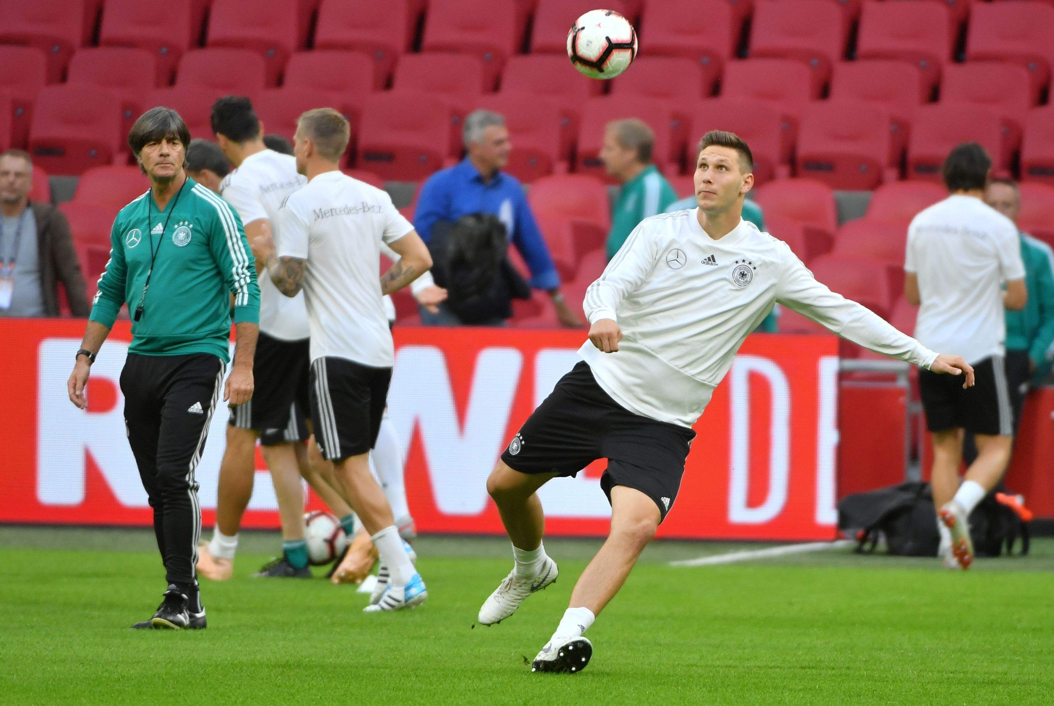 Pemain Jerman Niklas Sule (kanan)