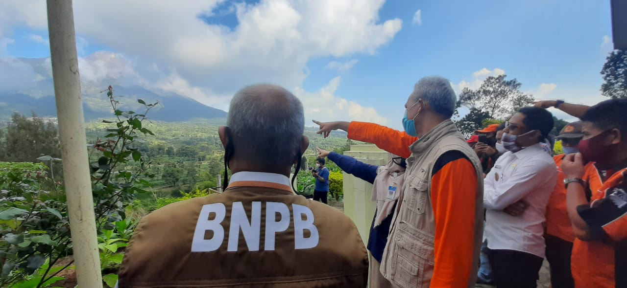 Ganjar Pranowo saat meninjau Pos Pengamatan Merapi di Selo