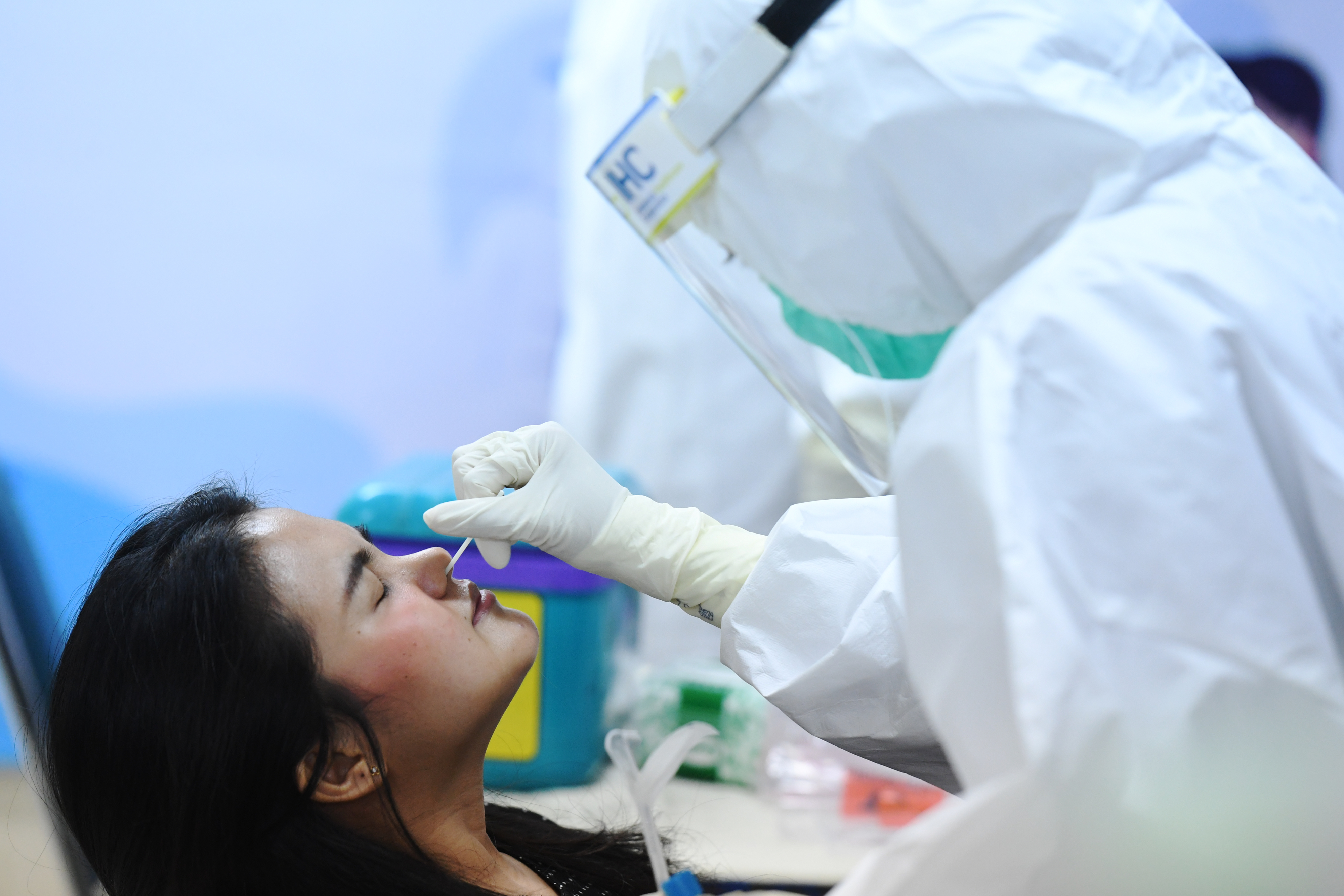 Jurnalis mengikuti tes usap (swab test) COVID-19 gratis yang digelar Pertamina di Gedung Dewan Pers, Jakarta.