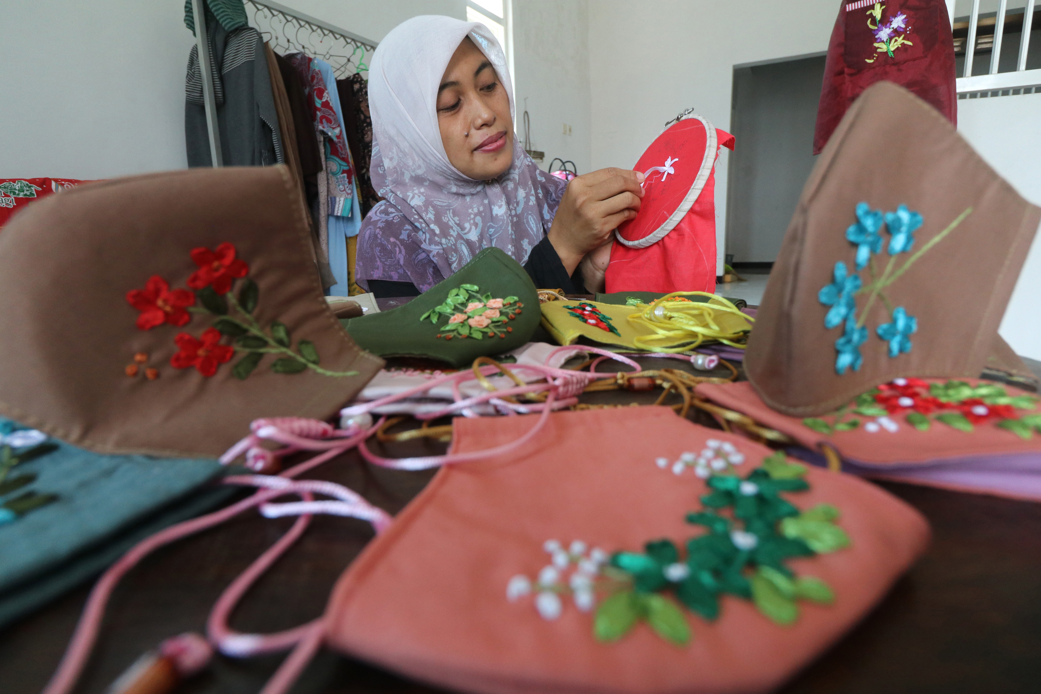 Pelaku UMKM di Kediri Jawa Timur membuat masker