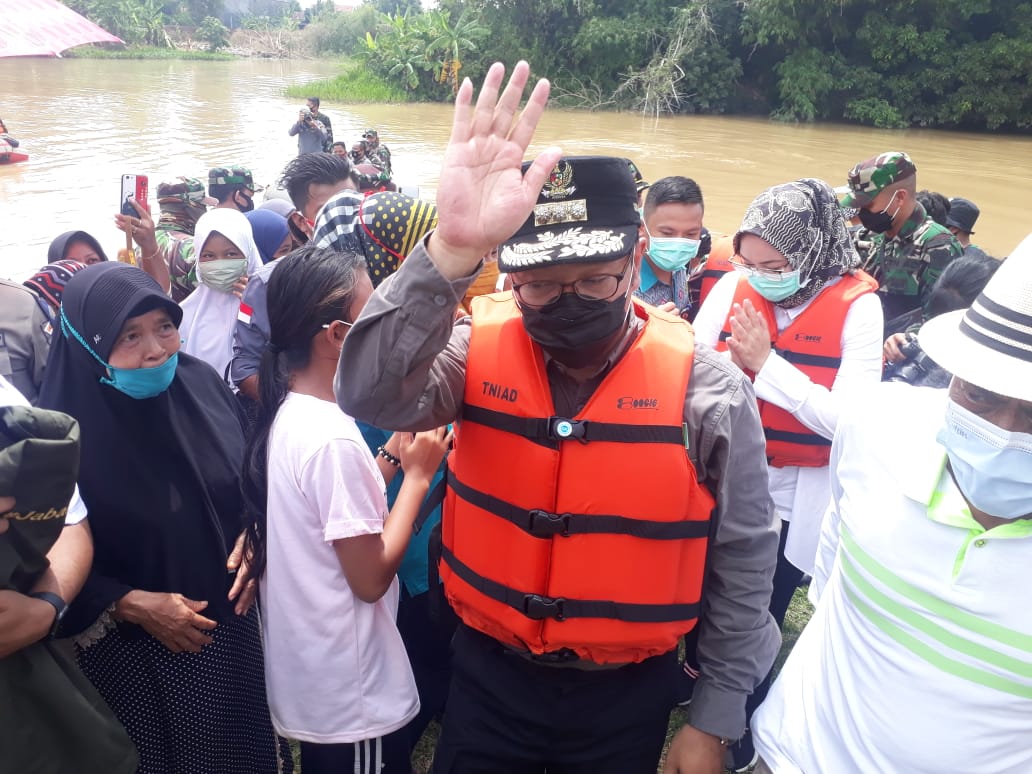 Gubernur Jawa Barat Ridwan Kamil usai menyusuri DAS Cilamaya,di Bendung Barubug, Desa Situdam, Kecamatan Jatisari, Kabupaten Karawang, Rabu 
