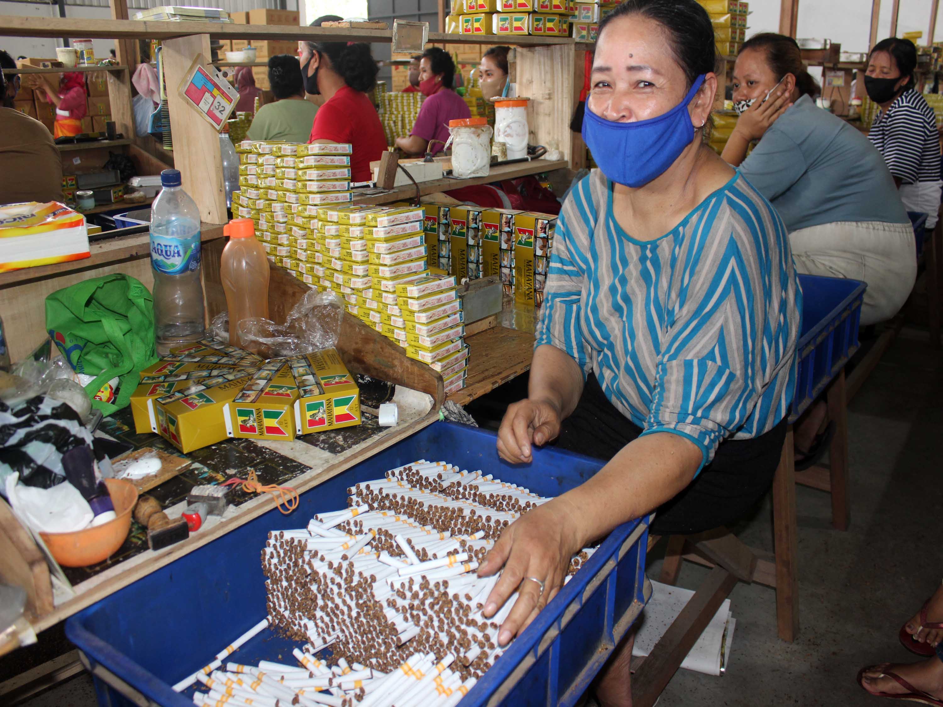Buruh linting rokok tetap produktif bekerja memproduksi rokok sigaret kretek tangan (SKT) di sebuah pabrik di Tajinan, Kabupaten Malang.