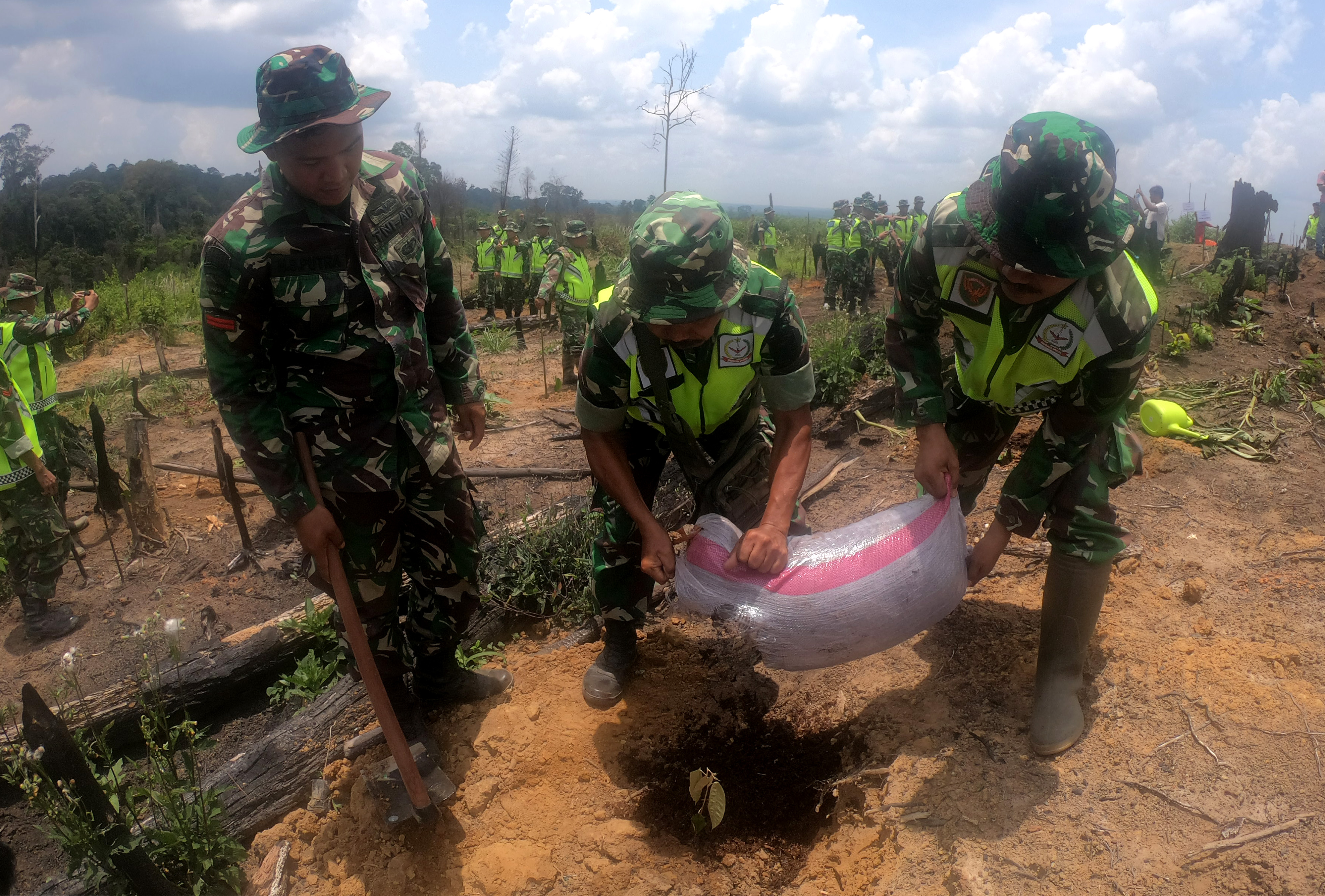 PEMULIHAN KAWASAN: Pencanangan Gerakan Pemulihan Kawasan Bekas Karhutla di konsesi restorasi ekosistem PT Alam Bukit Tigapuluh.