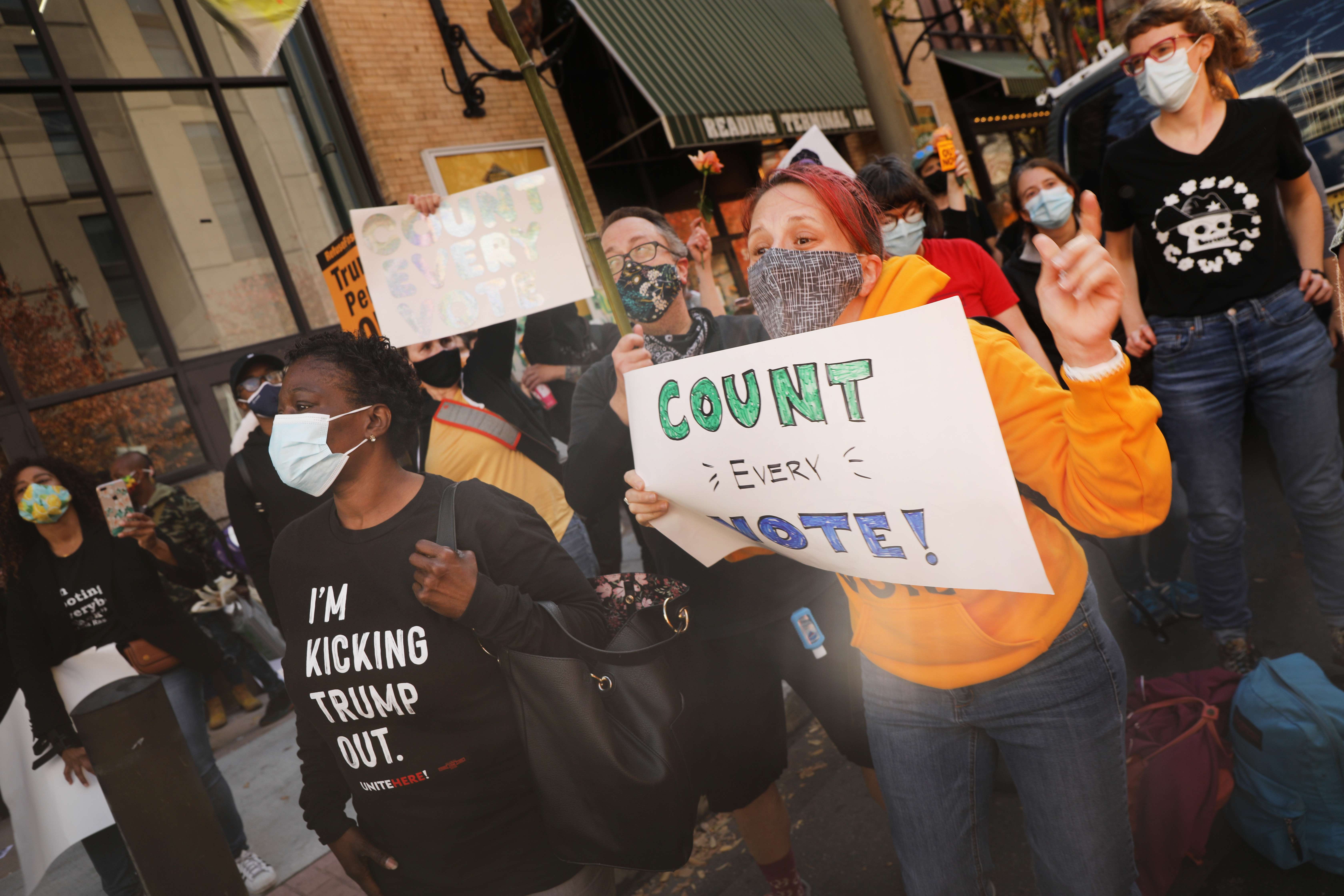 Warga menyerukan untuk menghitung setiap suara di pilpres AS