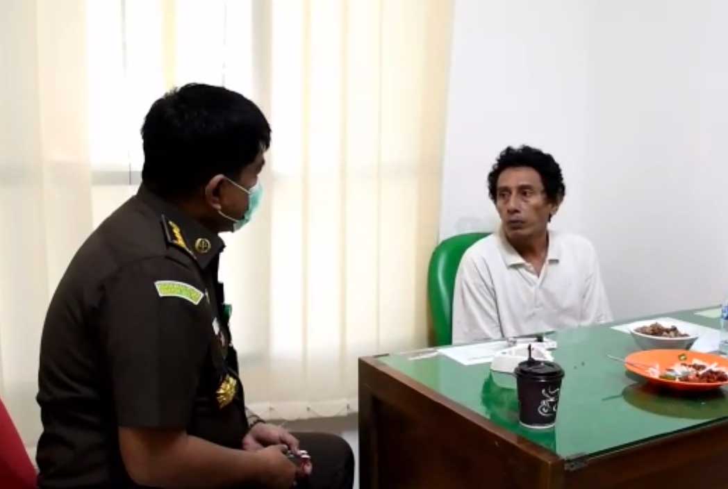 Buronan Kejati Maluku Muhammad Ridwan Tapillow saat diamankan di Kantor Kejati Jambi, Senin (11/11).