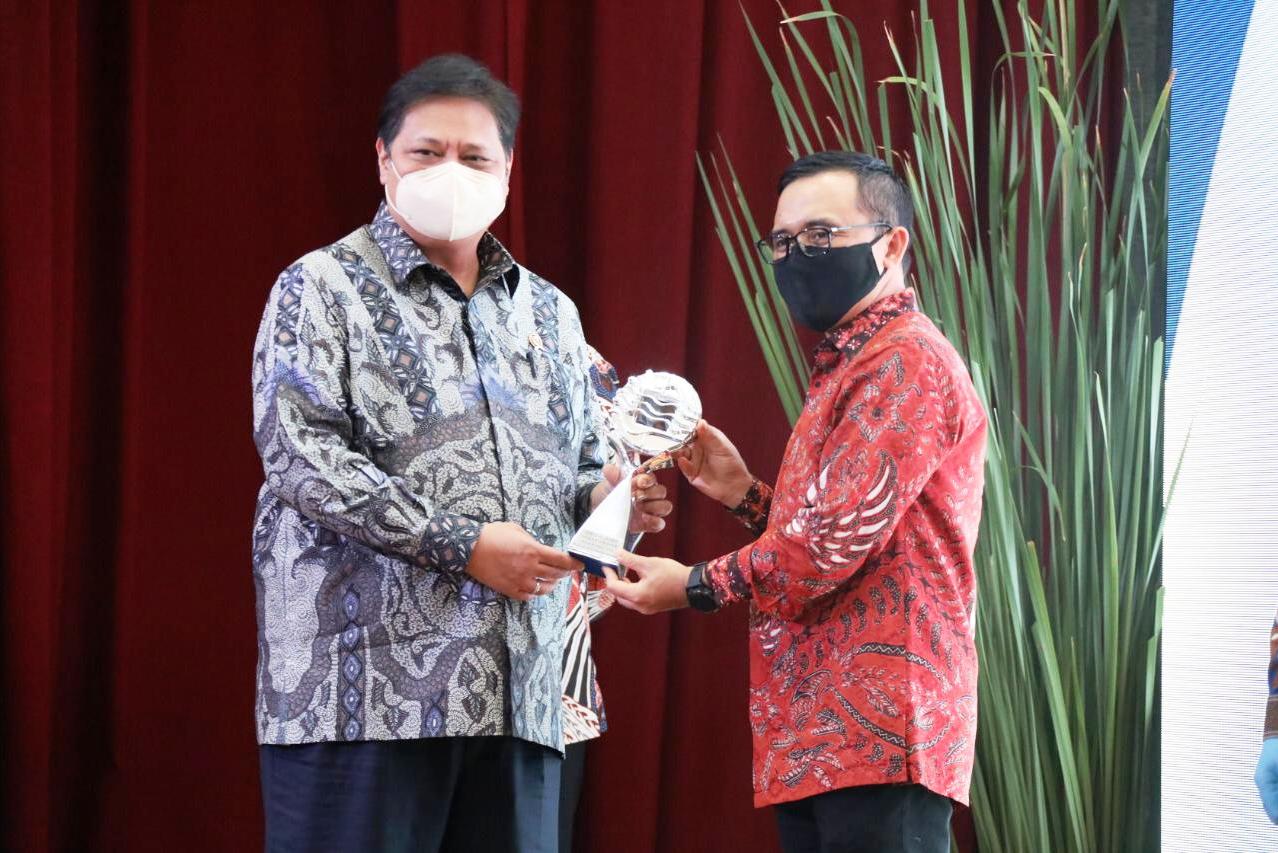 Menko Perekonomian, Airlangga Hartarto saat menyerahkan penghargaan TPID Award kepada Bupati Abdullah Azwar Anas di Jakarta, 22 Oktober 2020