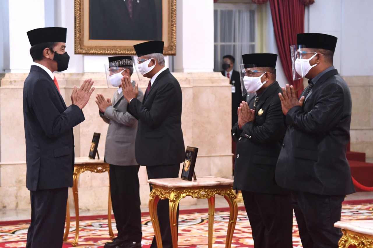Presiden Joko Widodo (kiri) saat menganugerahkan gelar Pahlawan Nasional di Istana Negara, Selasa (10/11).