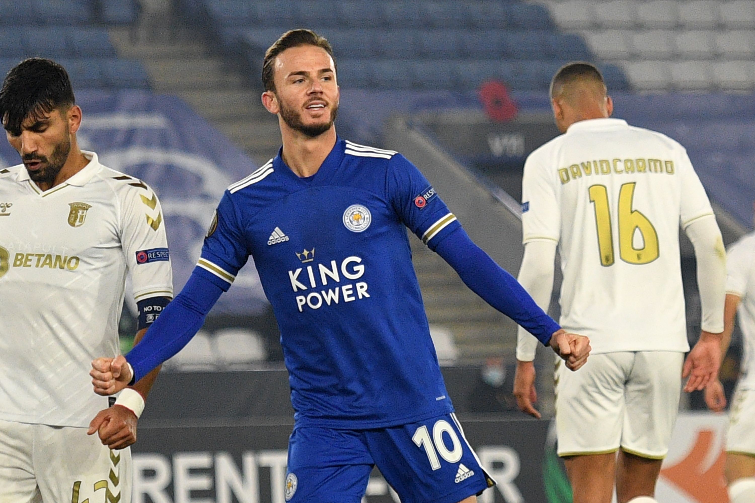 Gelandang Leicester City James Maddison melakukan selebrasi usai mencetak gol ke gawang Braga di laga Liga Europa.