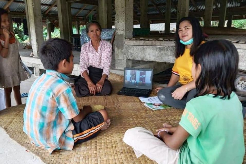 Theresia Sri Rahayu, guru SD Negeri Waihibur, Desa Umbu Mamijuk, Sumba Tengah, NTT,  mengajar di sekolah sebelum pandemi dan di rumah siswa.