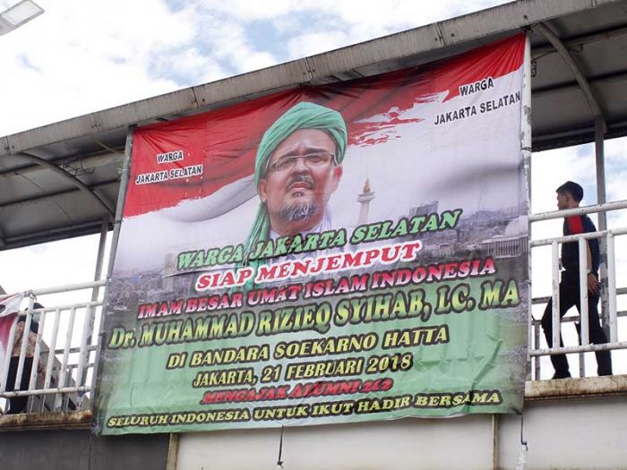 Spanduk bertuliskan warga Jakarta Selatan siap menjemput Habib Rizieq Syihab terpasang di JPO Lenteng Agung, Jakarta, beberepa waktu lalu.  