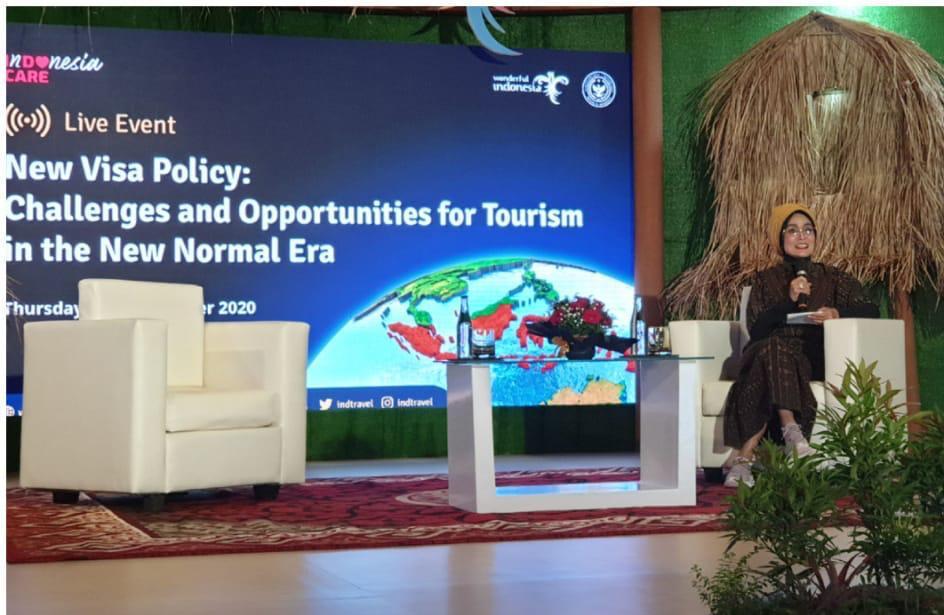 Deputi Bidang Pemasaran Pariwisata Kemenparekraf/Baparekraf, Nia Cahaya, memberi pemaparan di webinar tentang pariwisata di era new normal. 