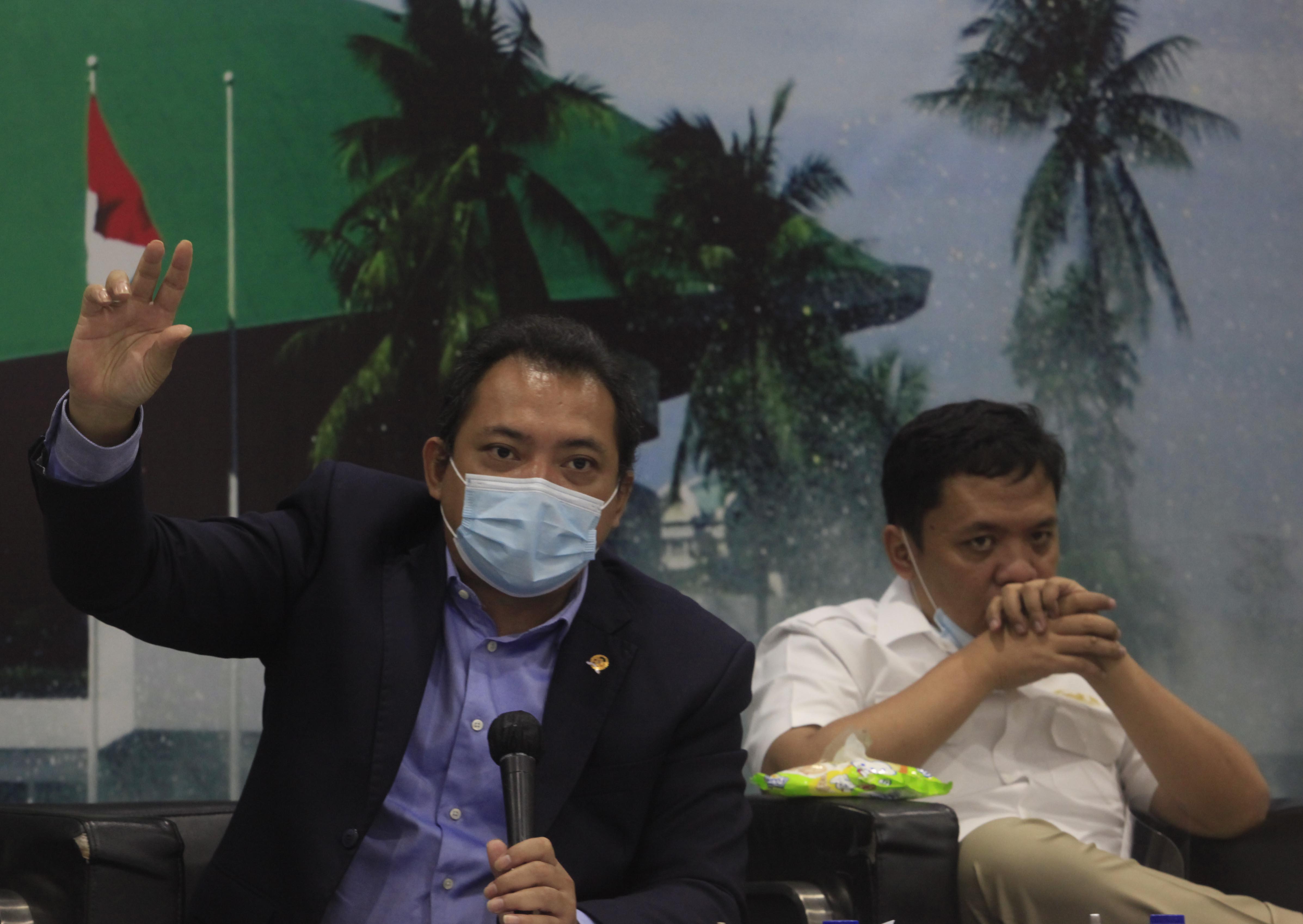 Taufik Basari (kiri)