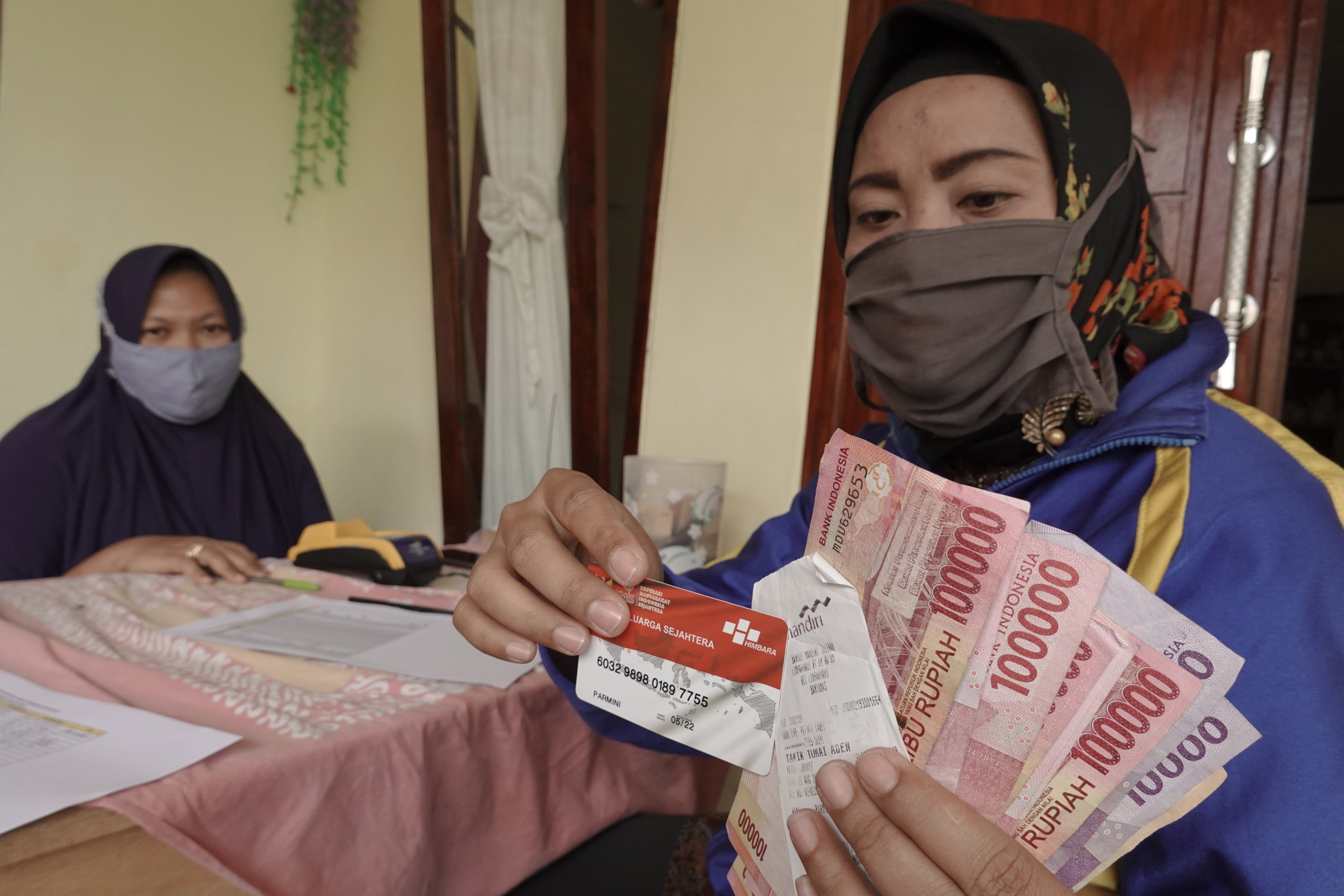  Seorang warga menunjukan Kartu Keluarga Sejahtera, yang digunakan untuk menarik dana bantuan sosial PKH di Banyumas.