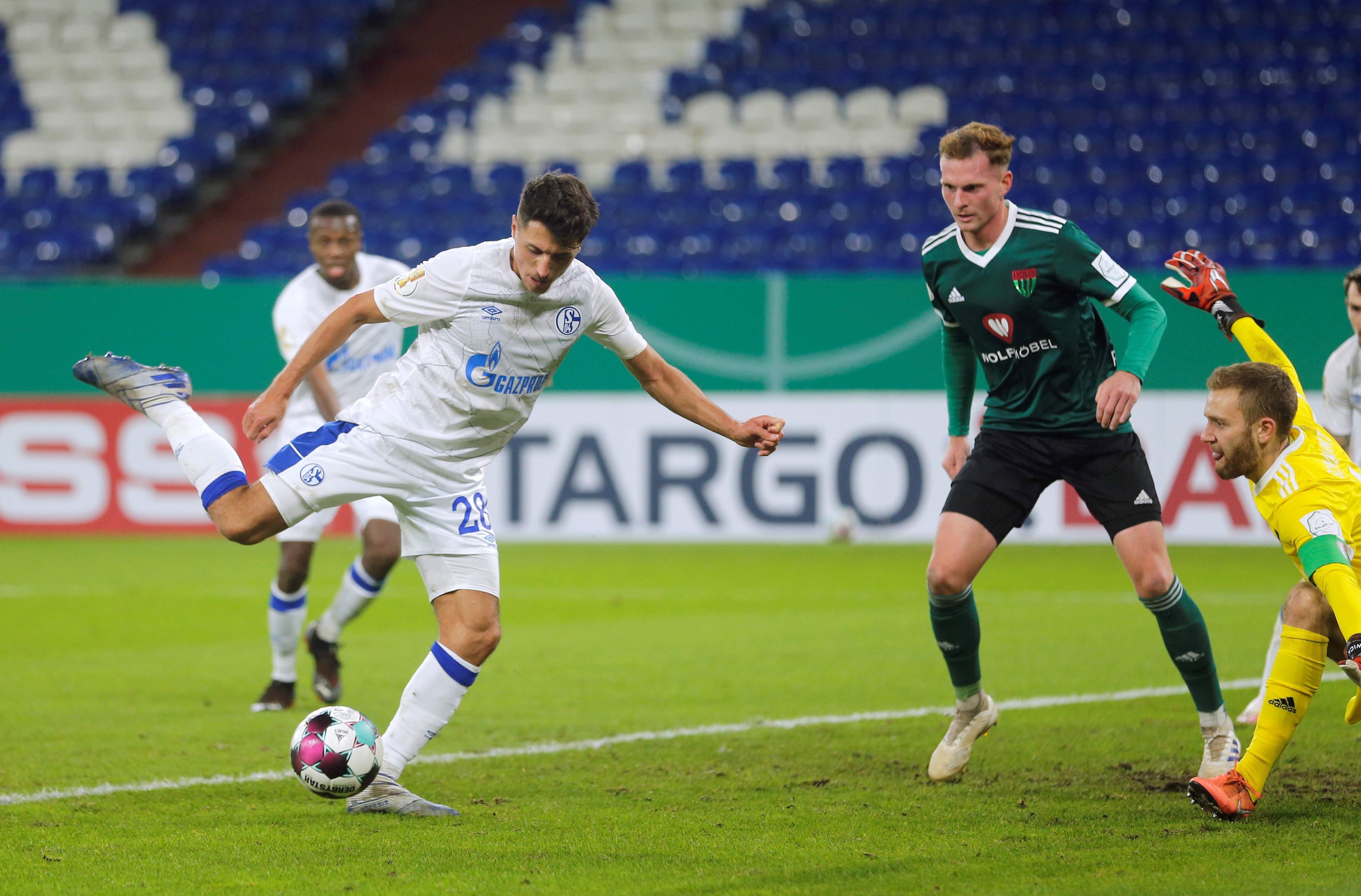 Momen gelandang Schalke 04 Alessandro Schoepf mencetak gol ke gawang Schweinfurt