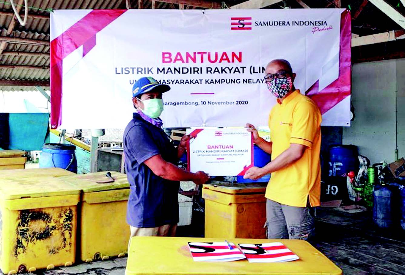 SAMUDERA INDONESIA PEDULI: Direktur Eksekutif Samudera Indonesia Peduli Syahrul Pribadi (kanan) menyerahkan bantuan  