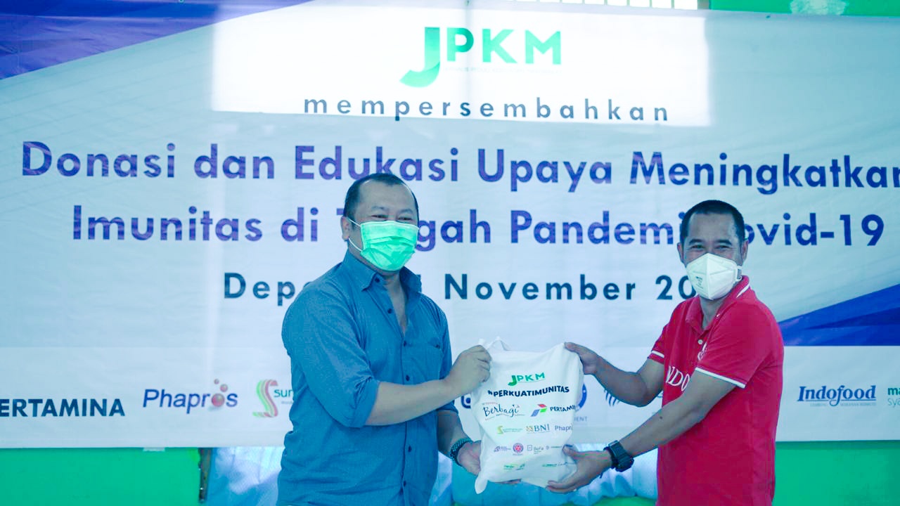 Donasi secara simbolis kepada warga RW 06 Depok 2 Tengah, Kecamatan Mekarjaya, Depok, Jawa Barat, Minggu (15/11).