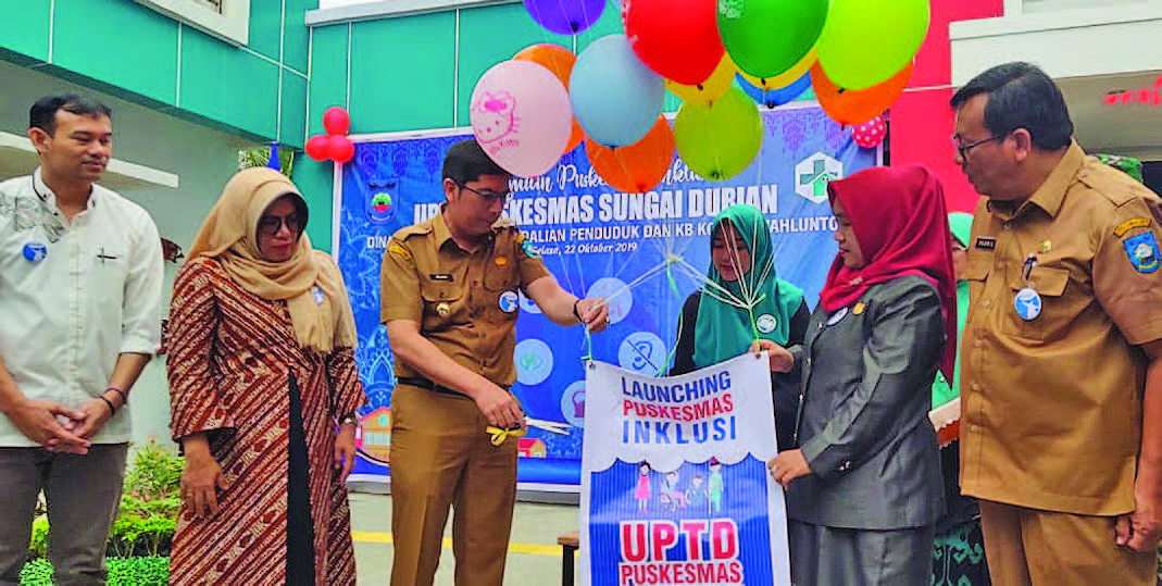 PUSKESMAS INKLUSI: Wali Kota Sawahlunto Deri Asta (ketiga kiri) didampingi pejabat terkait meluncurkan Puskesmas Sungai Durian