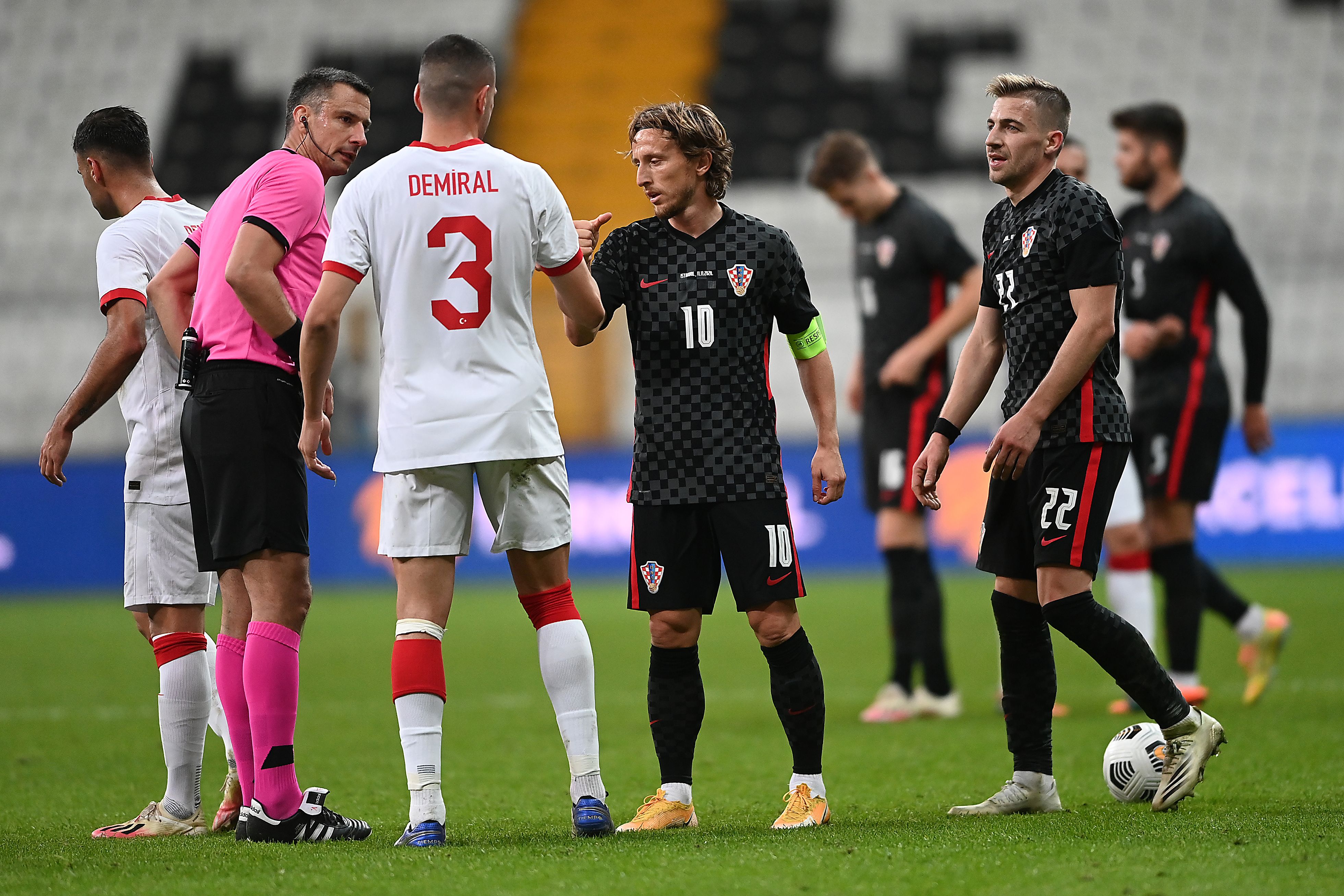 Para pemain Turki dan Kroasia saling bersalaman seusai laga persahabatan di Istanbul.