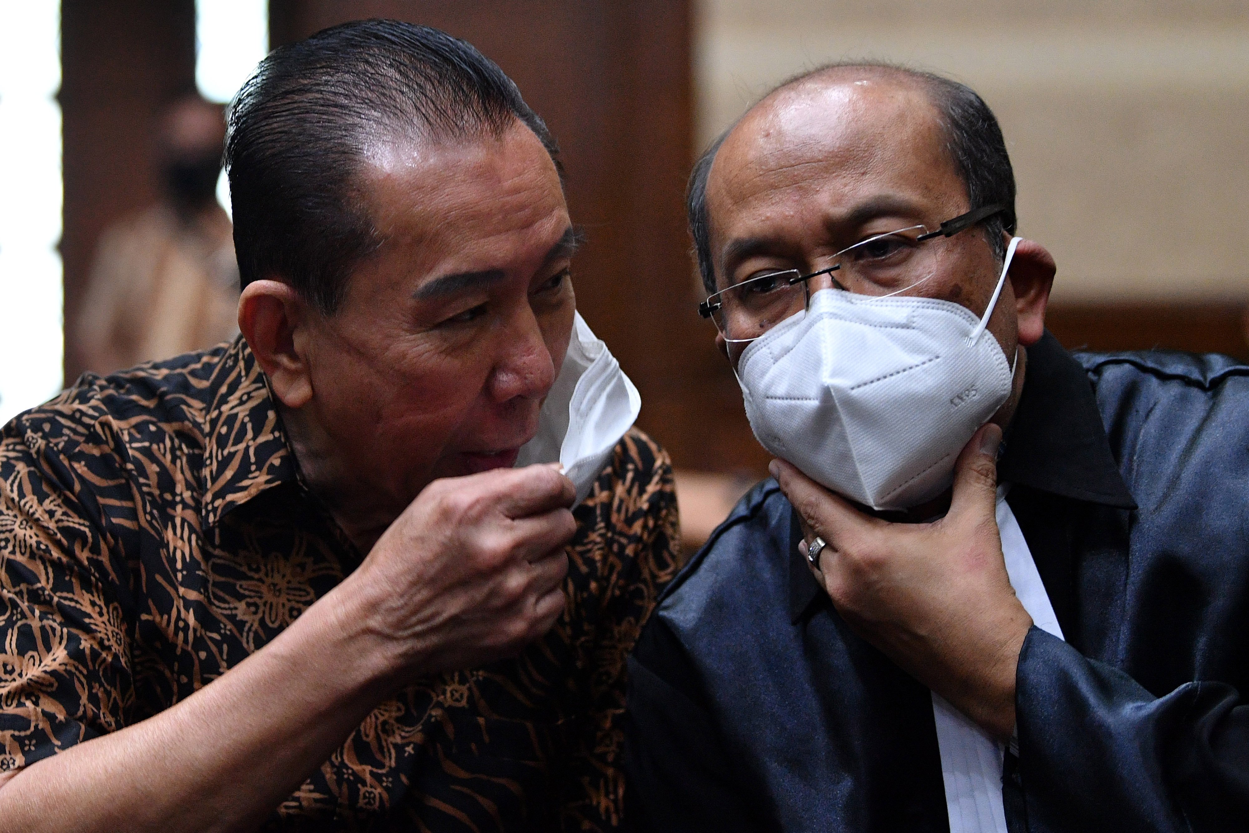 Terpidana kasus cessie Bank Bali Djoko Tjandra (kiri) yang juga terdakwa berbincang dengan kuasa hukumnya.