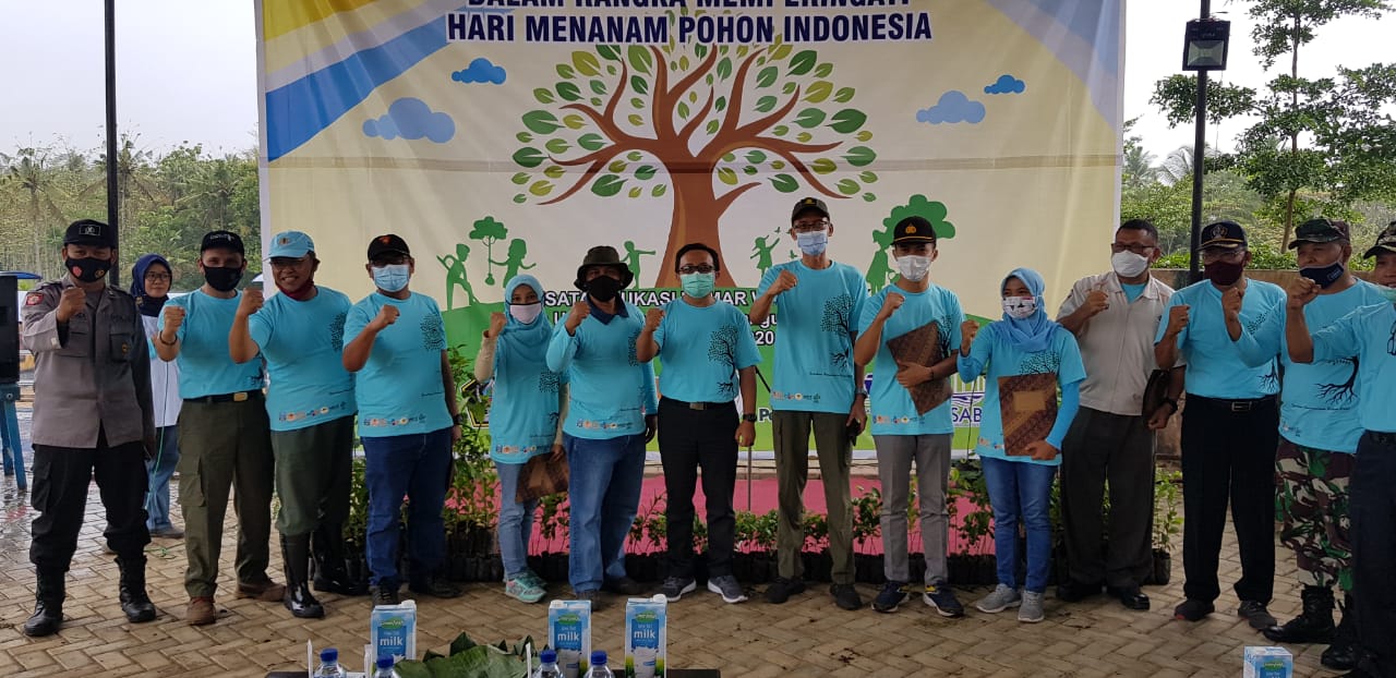 acara gerakan penanaman pohon 2020 dalam rangka memperingati Hari Menanam Pohon Indonesia di Blitar, Jawa Timur. 
