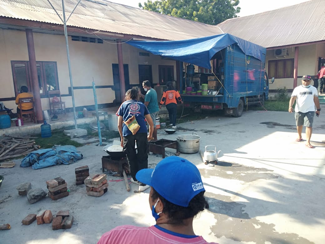 Pemkab Lembat5a menyiapkan dapur umum bagi pengungsi erupsi Gunung Ile Lewotolok