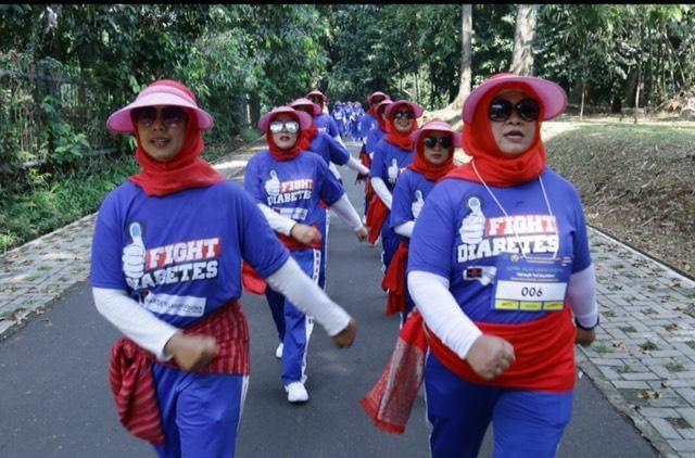 Olahraga jalan kaki menjadi bagian dari edukasi cegah diabetes dilakukan oleh Lions Club