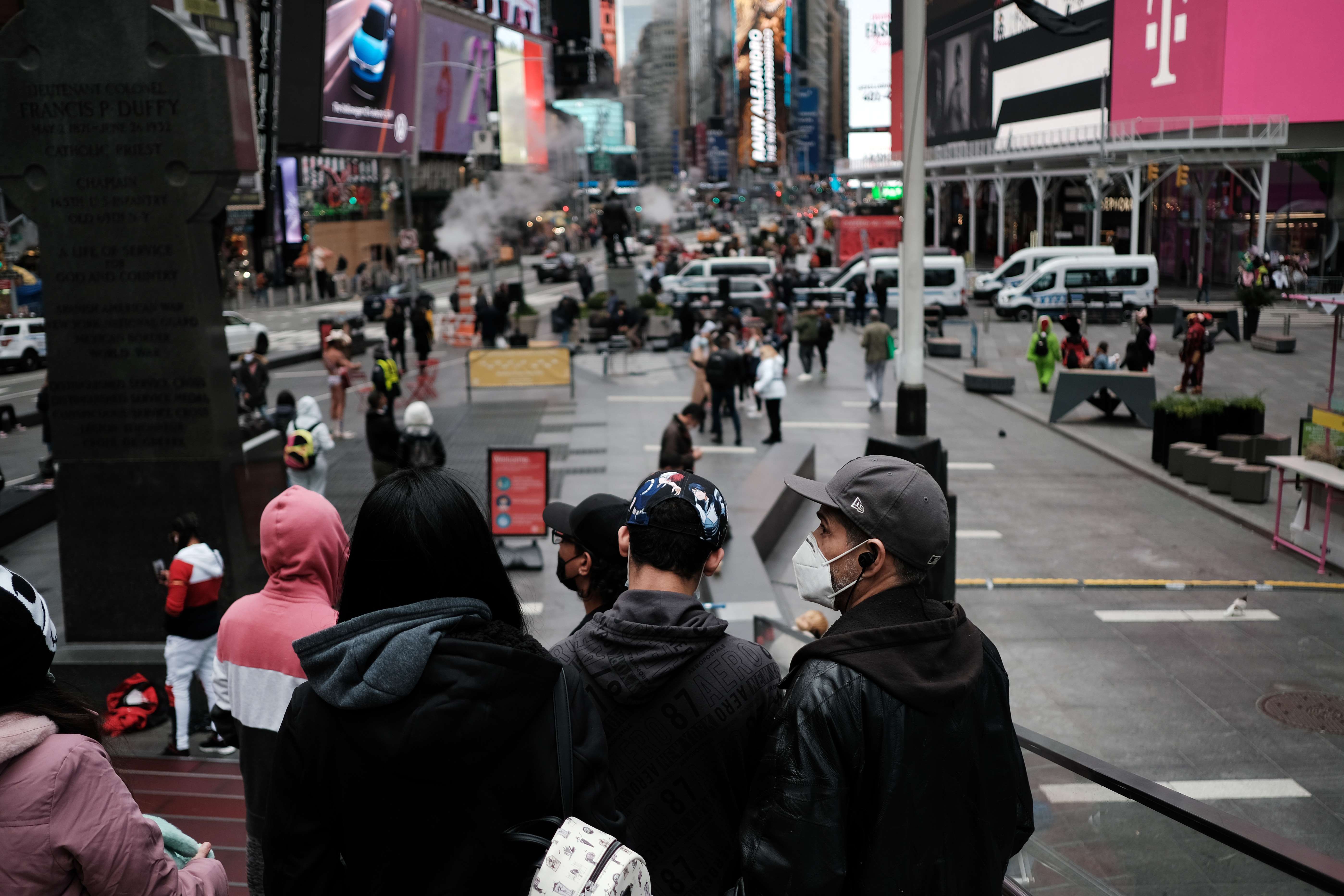 Warga menikmati suasana di Time Square New York, Minggu (15/11) sore di saat kasus covid-19 di AS menembus 11 juta orang.