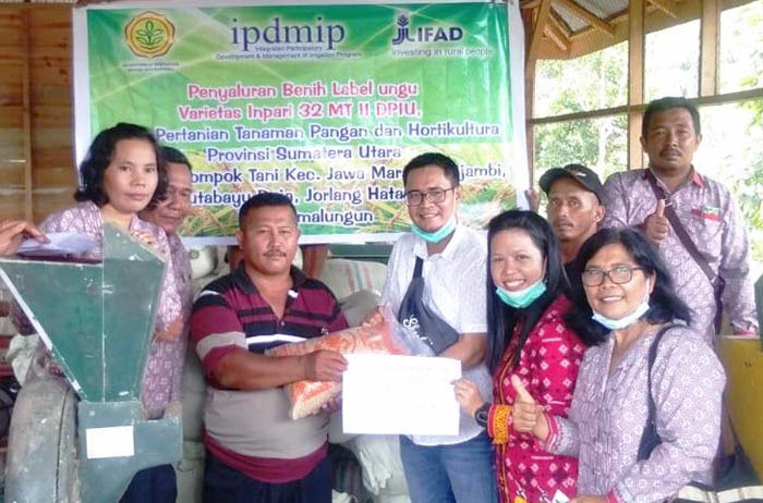 Benih diserahkan pada ketua kelompok tani mewakili petani penerima.