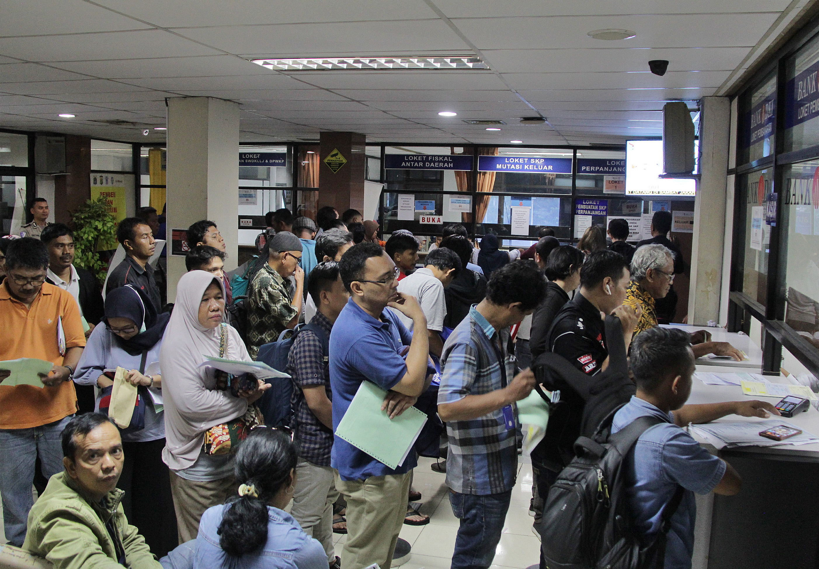 Ilustrasi--Sejumlah warga penuhi Kantor Samsat Polda Metro Jaya, Jakarta Selatan.