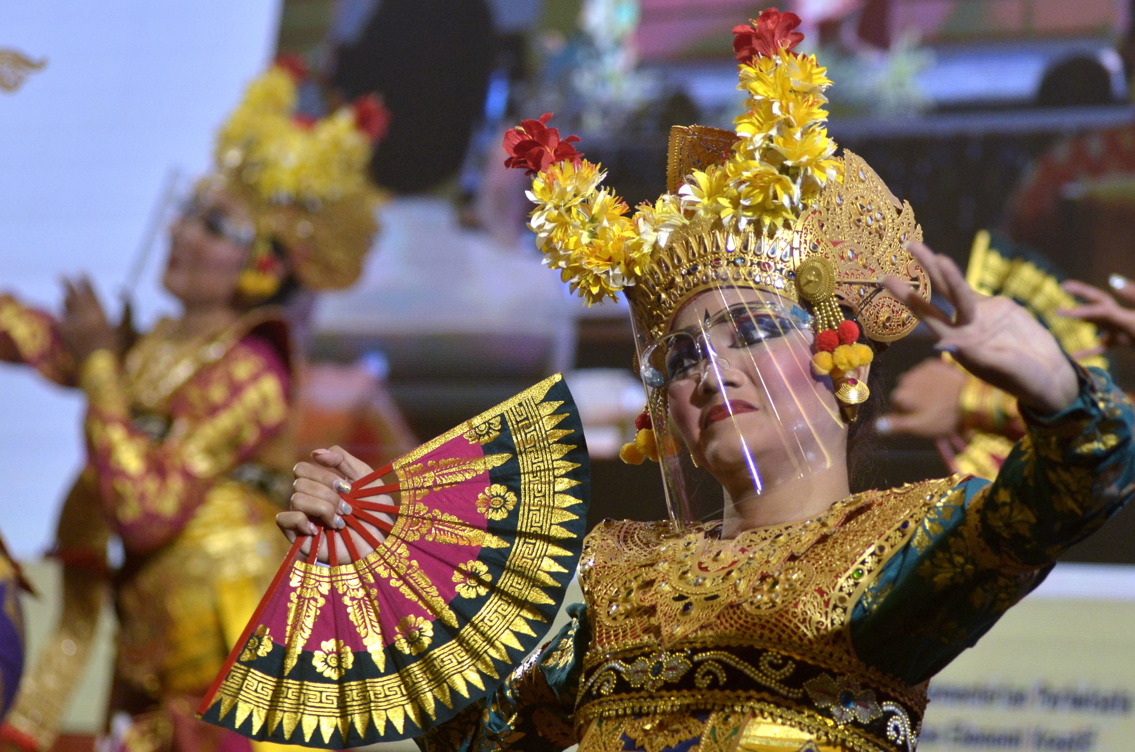 Sejumlah penari mengenakan pelindung wajah tampil saat kegiatan konvensi rancangan panduan pelaksanaan CHSE di Nusa Dua Bali.