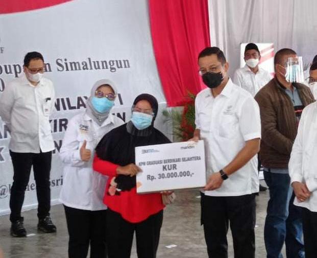 Senior Vice President Government Project Bank Mandiri Nila Mayta D Rihandjani dan Mensos Juliari P. Batubara.