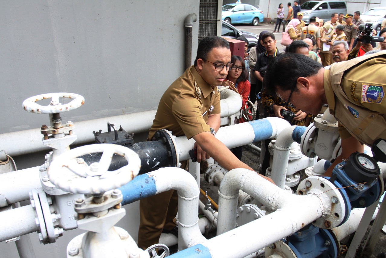 Gubernur DKI Jakarta Anies Baswedan bersama TIM Pengawasan Terpadu sumur resapan instalasi pengelolaan air limbah dan air tanah.