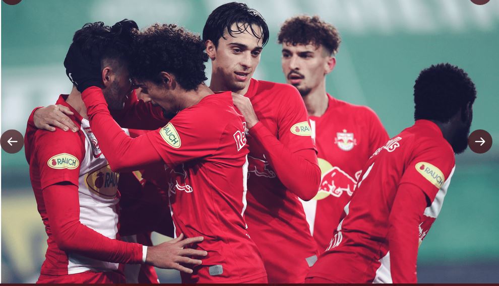 Para pemain RB Salzburg melakukan selebrasi usai mencetak gol ke gawang lawan.