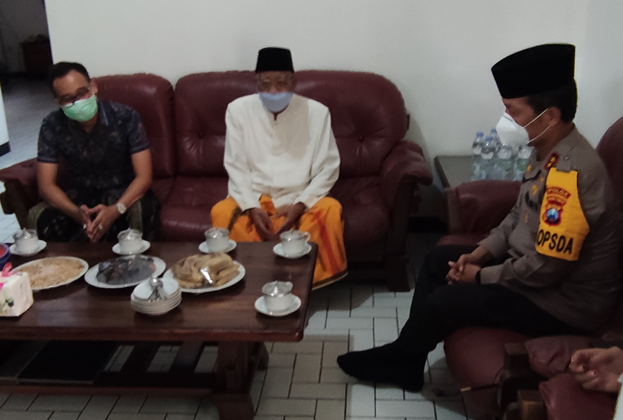 Ketua MUI Jatim Kiai Haji Abdusshomad Buchori (tengah) bertemu dengan Kapolda Jatim Irjen Nico Afinta (kanan), Sabtu (28/11).  