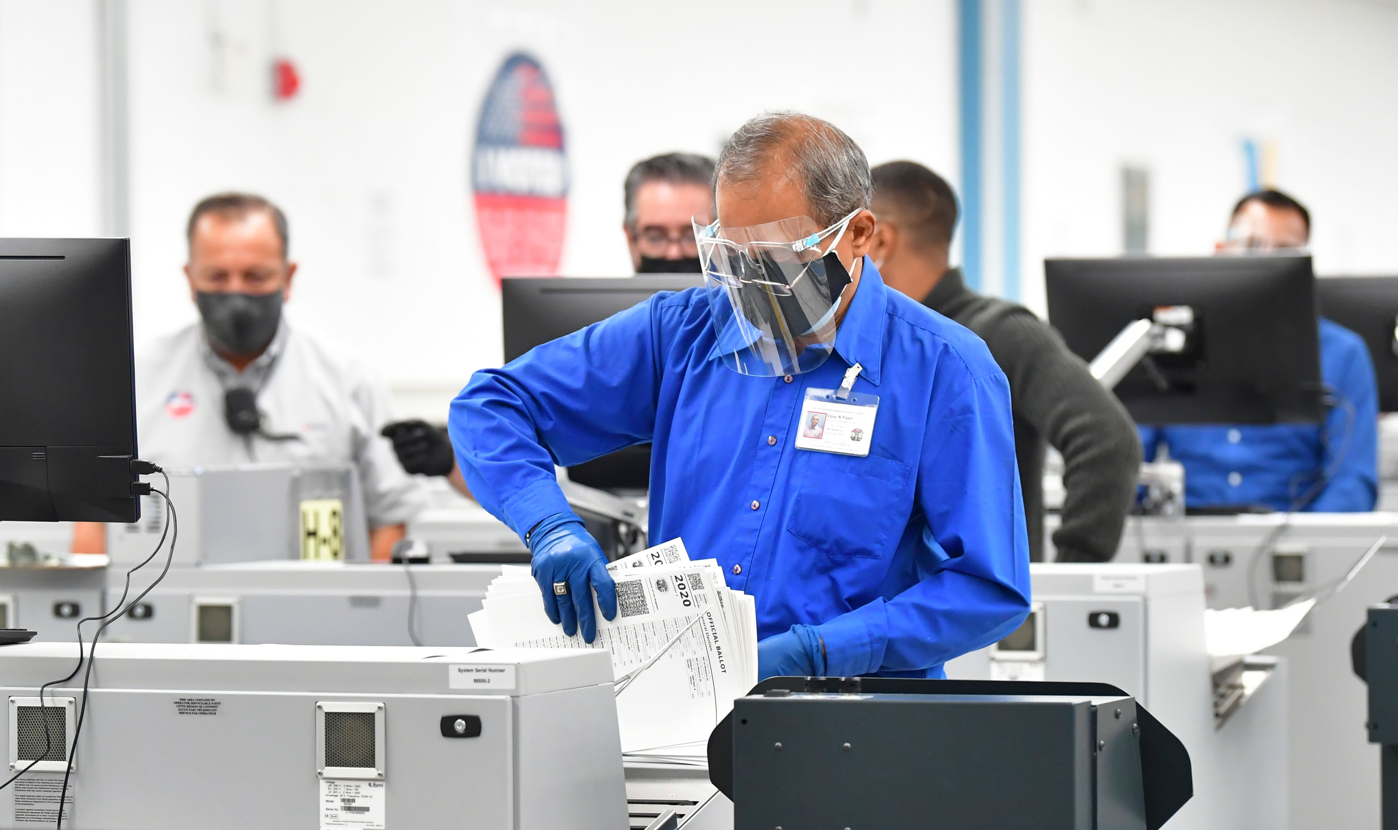 Penghitungan surat suara di Kantor Wilayah Los Angeles County di Downey