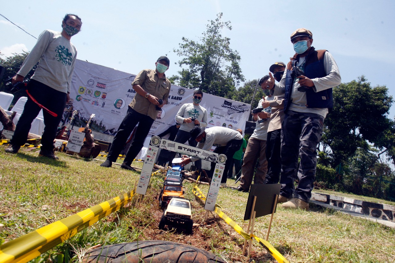 Suasana turnamen mobil RC yang digelar jurnalis Bogor di Sirkuit Rujukan Off Road di Cibinong, Minggu (15/11).