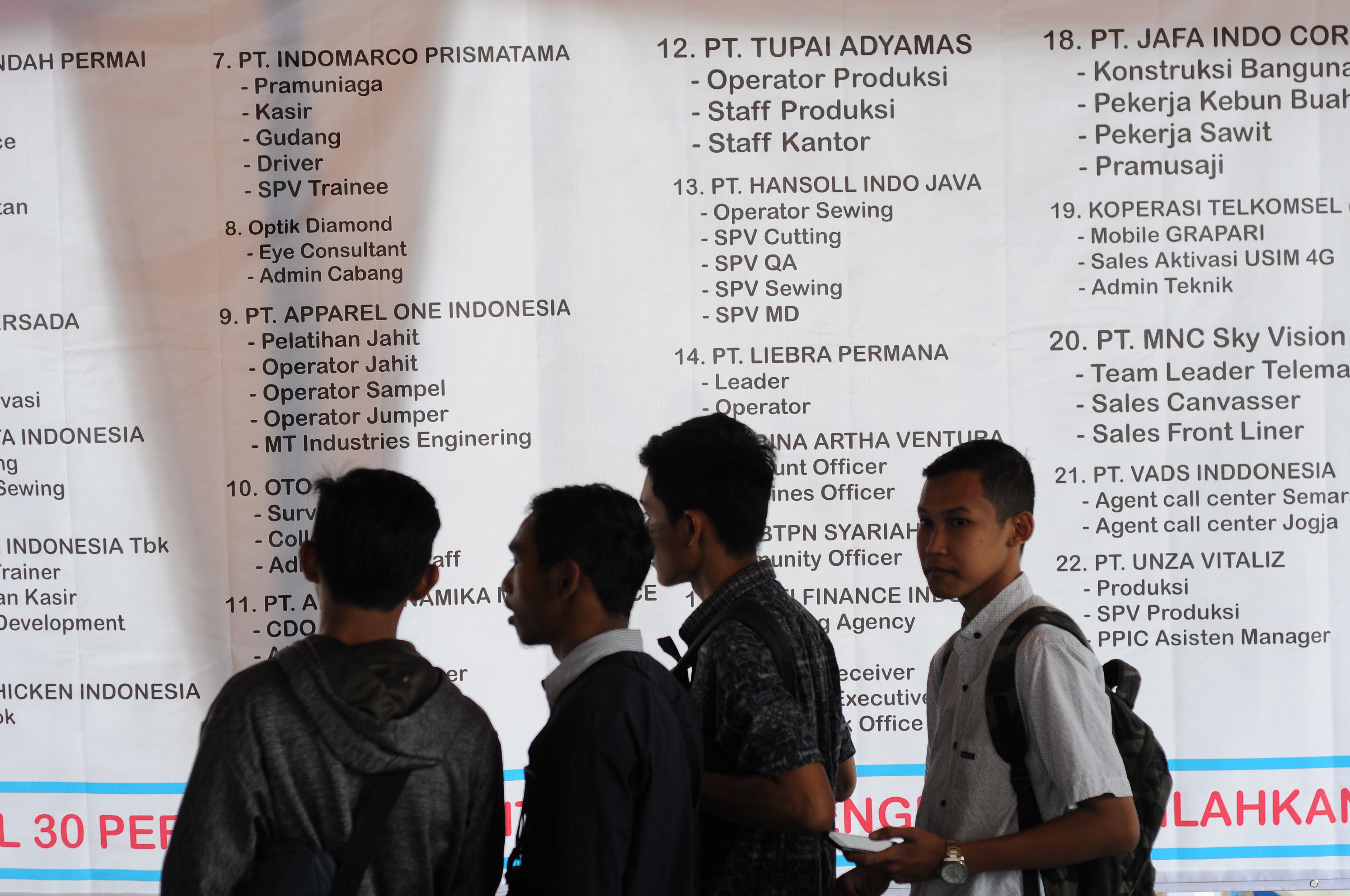 Sejumlah lulusan perguruan tinggi mencari kerja dalam Job Fair di Jawa Tengah.
