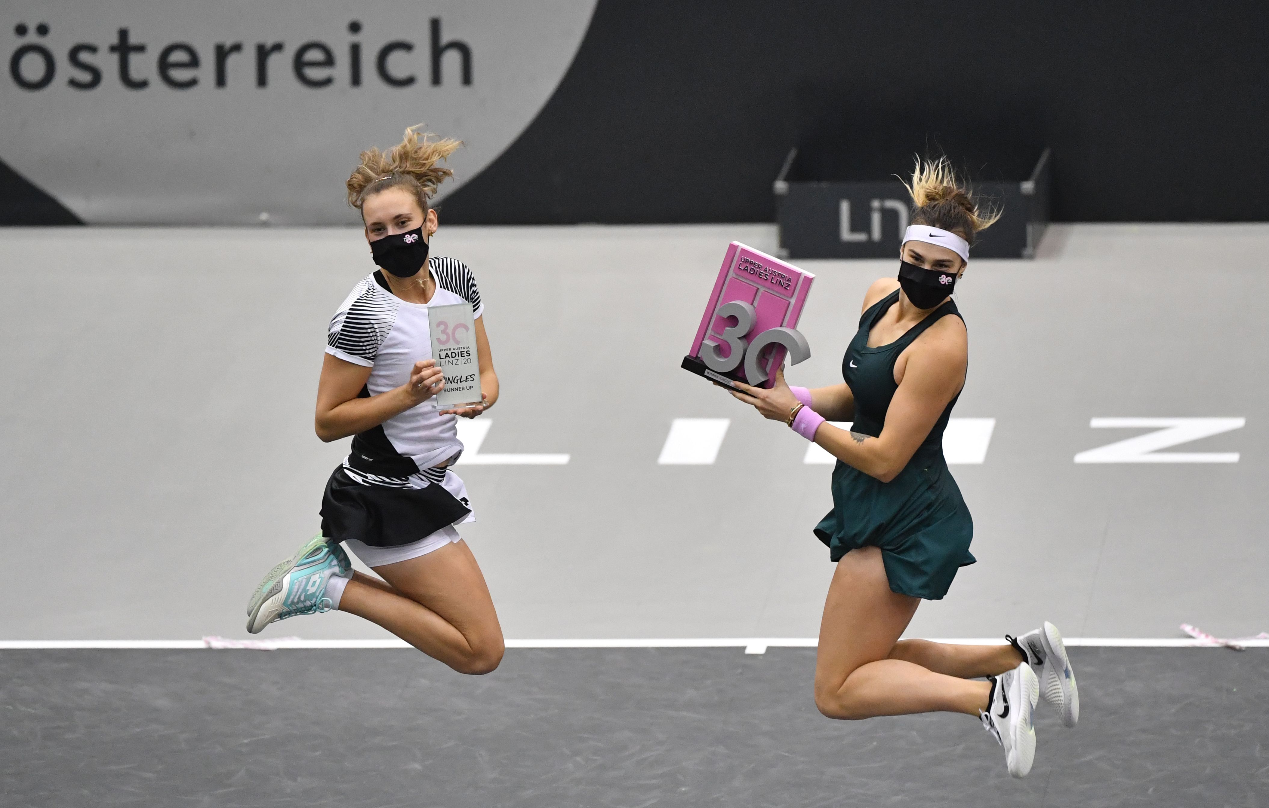 Juara turnamen ATP Linz Aryna Sabalenka (kanan) dan runner-up Elise Mertens berpose usai pertandingan.