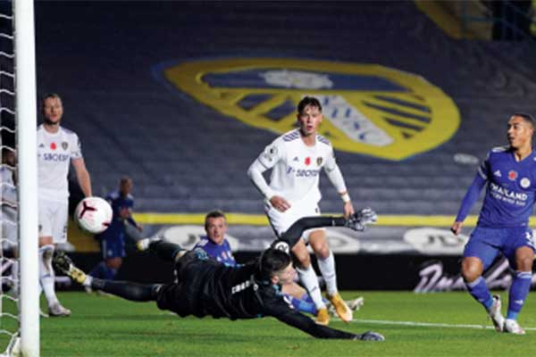 Bola sontekan gelandang Leicester City Youri Tielemans tidak mampu dibendung kiper Leeds United pada laga lanjutan Liga Primer