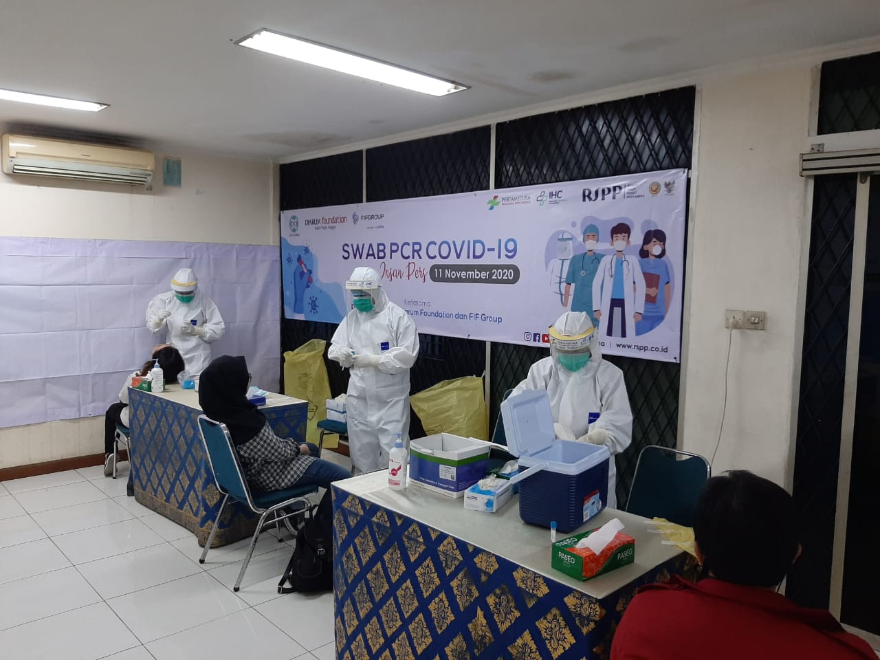 Sejumlah pekerja media mengikuti swab test di Gedung Dewan Pers, Kebon Sirih, Jakarta.