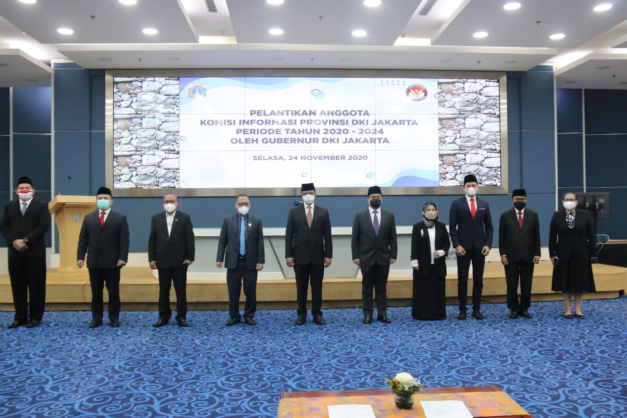 Gubernur DKI Jakarta Anies Baswedan (tengah) berfoto bersama dengan anggota Komisi Informasi Provinsi DKI Jakarta yang baru dilantik.