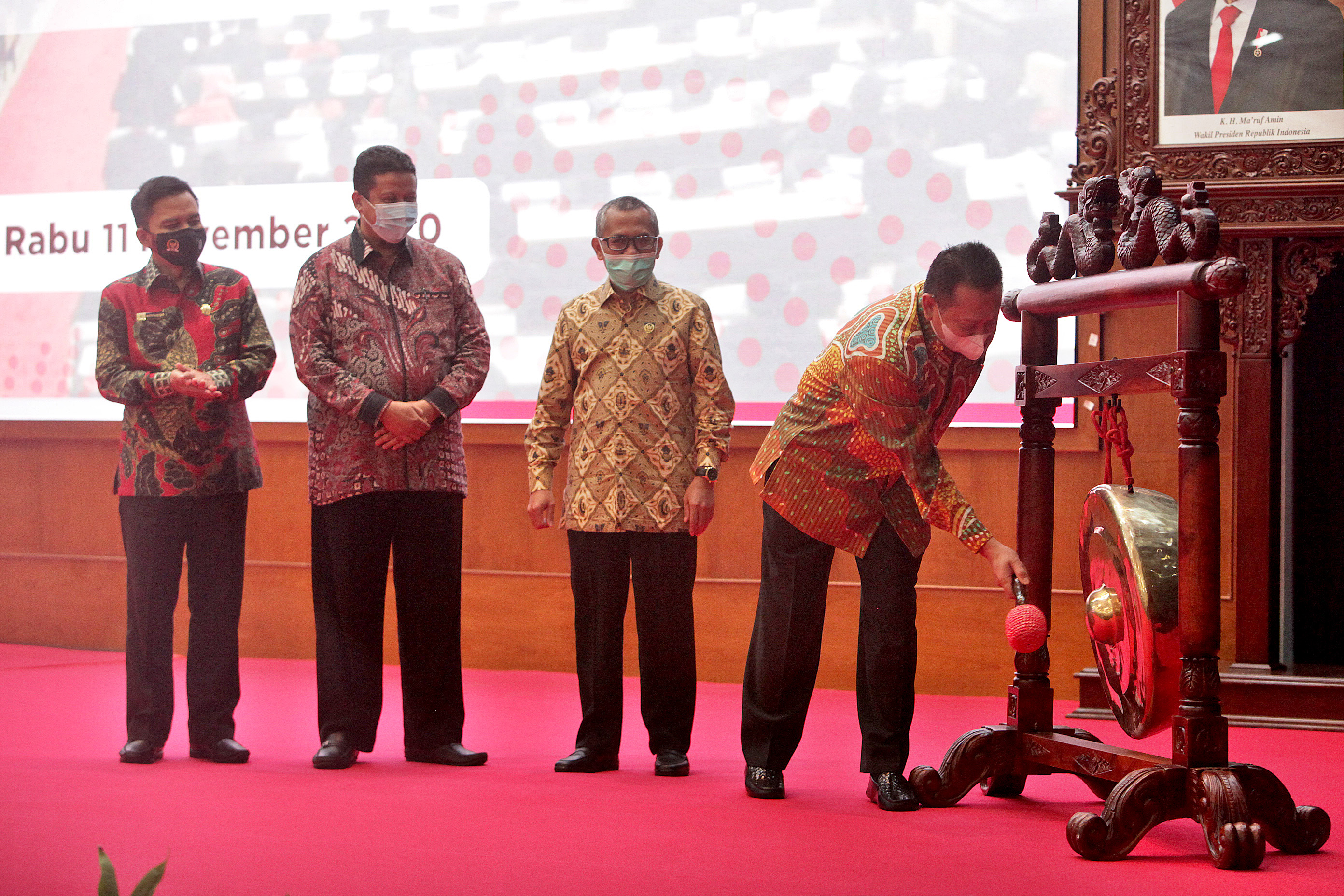 Ketua MPR Bambang Soesatyo memukul gong tanda dimulainya Konferesni erika Berbangsa