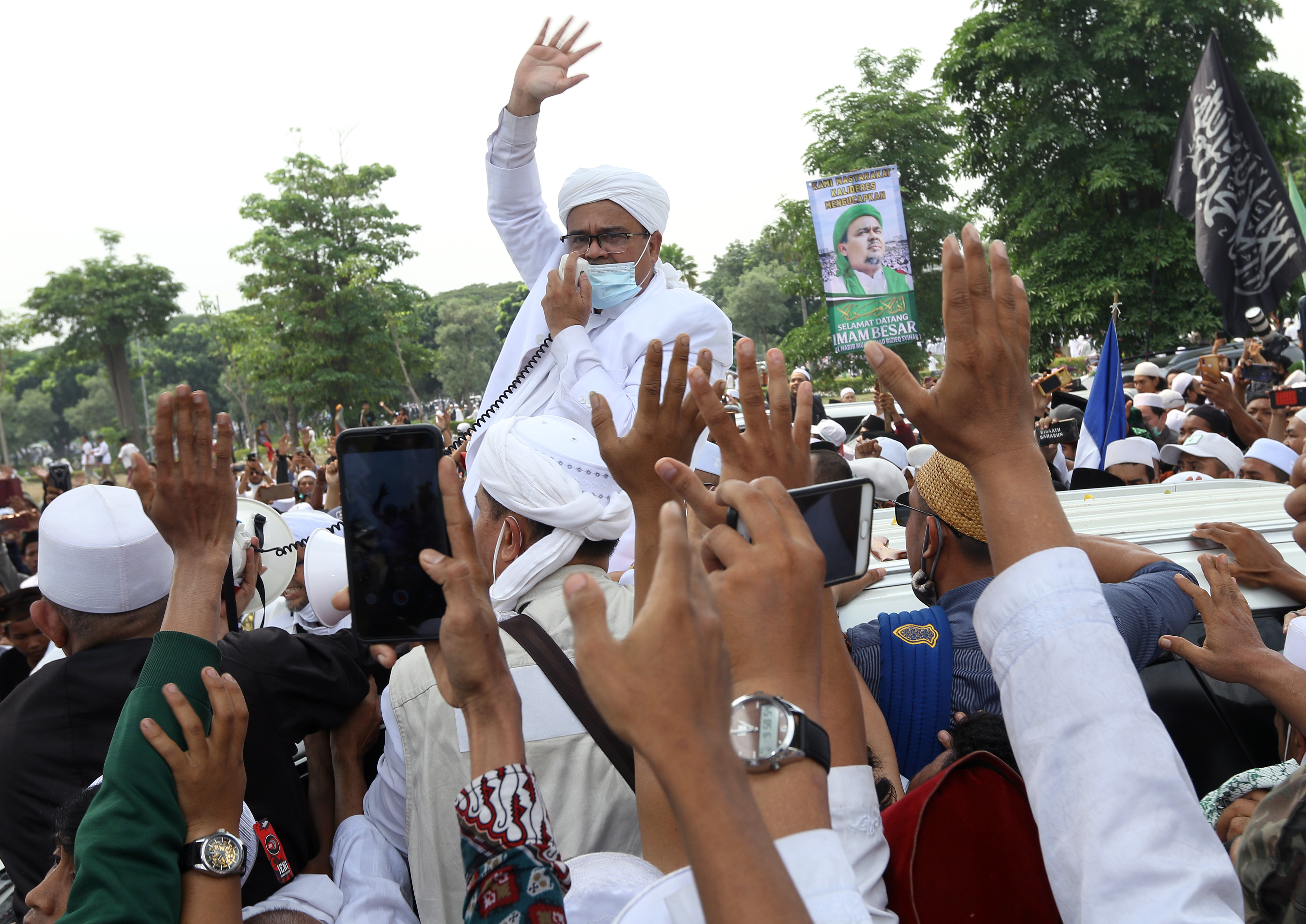 Imam Besar FPI Rizieq Shihab saat menyapa massa pendukungnya.