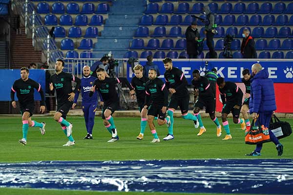 Pesepak bola Barcelona sedang melakukan sesi latihan