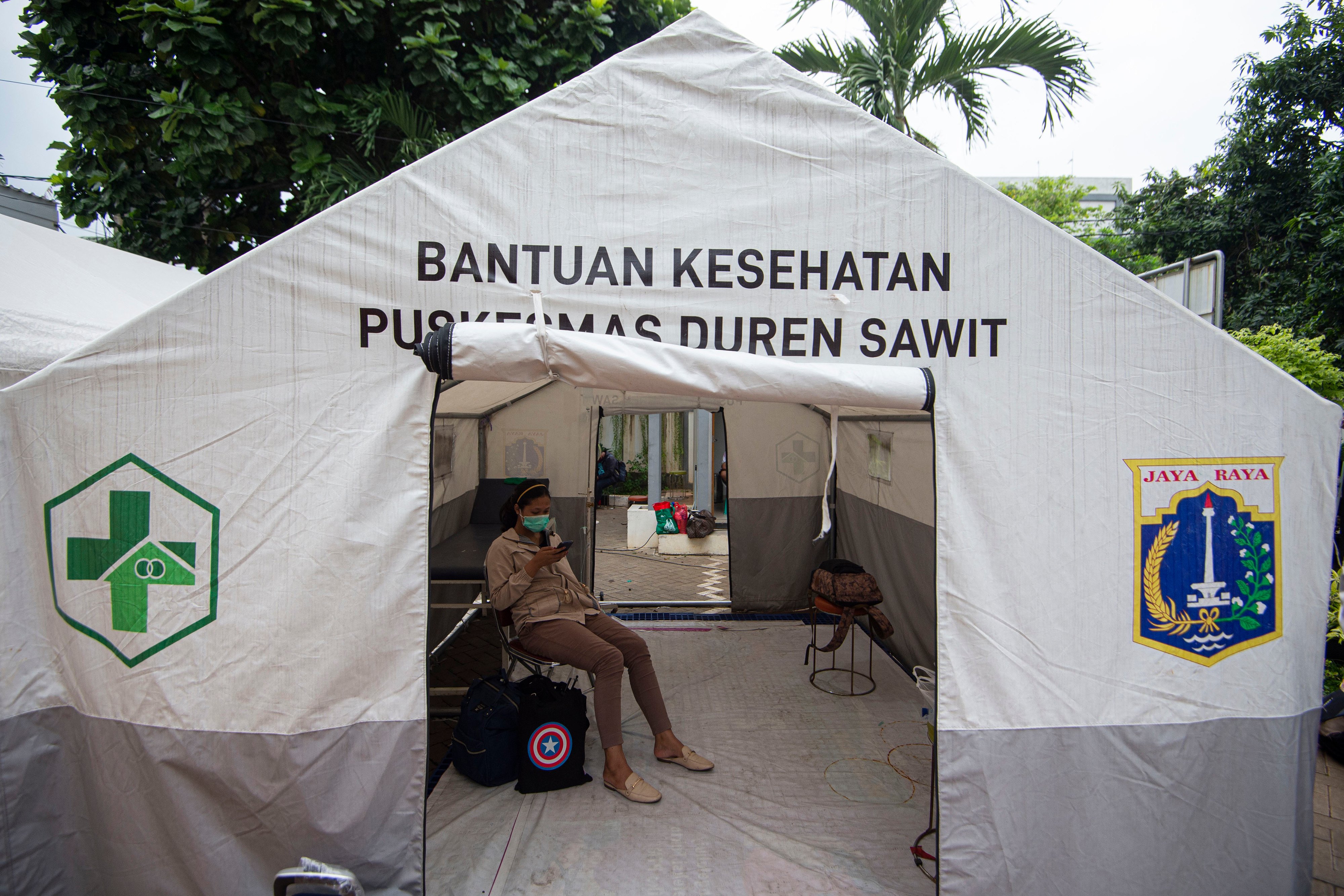 Pasien COVID-19 menunggu penjemputan dirinya ke Rumah Sakit Darurat Penanganan COVID-19 Wisma Atlet Kemayoran di Puskesmas Duren Sawit.