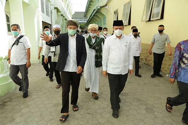 Kepala BNPT Boy Rafly Amar (kanan) saat berkunjung ke Ponpes Darun Nahdlatain Nahdlatul Wathan, Pancor, Lombok Timur, NTB