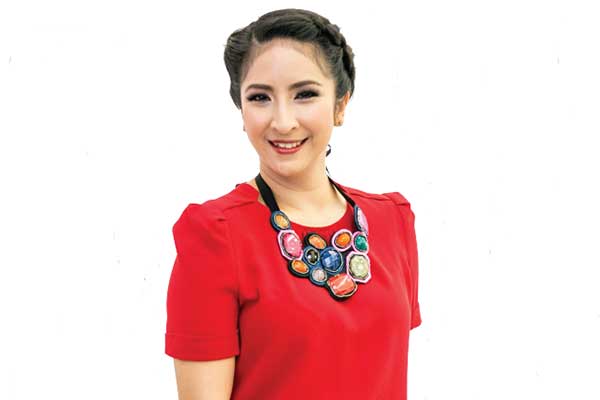 Penyiar  radio sekaligus presenter Novita Angie