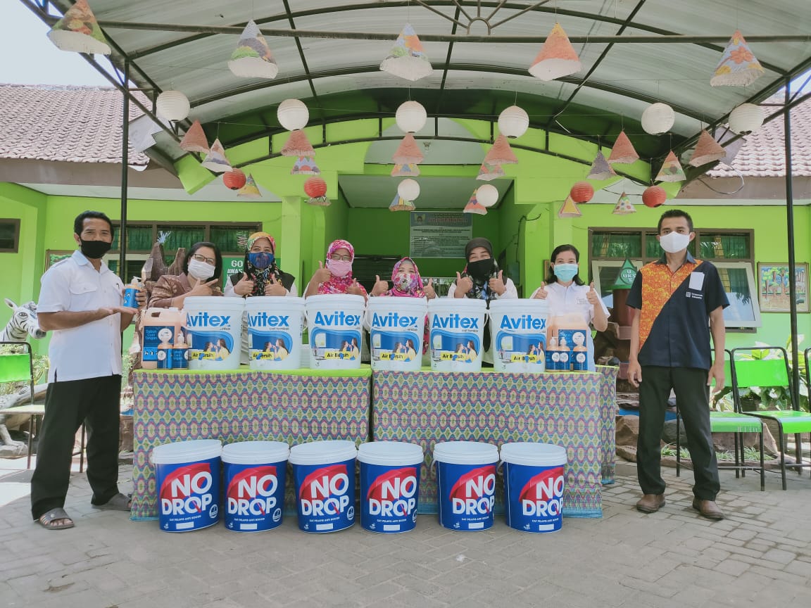 Avian memberikan sarana cuci tangan kepada sekolah