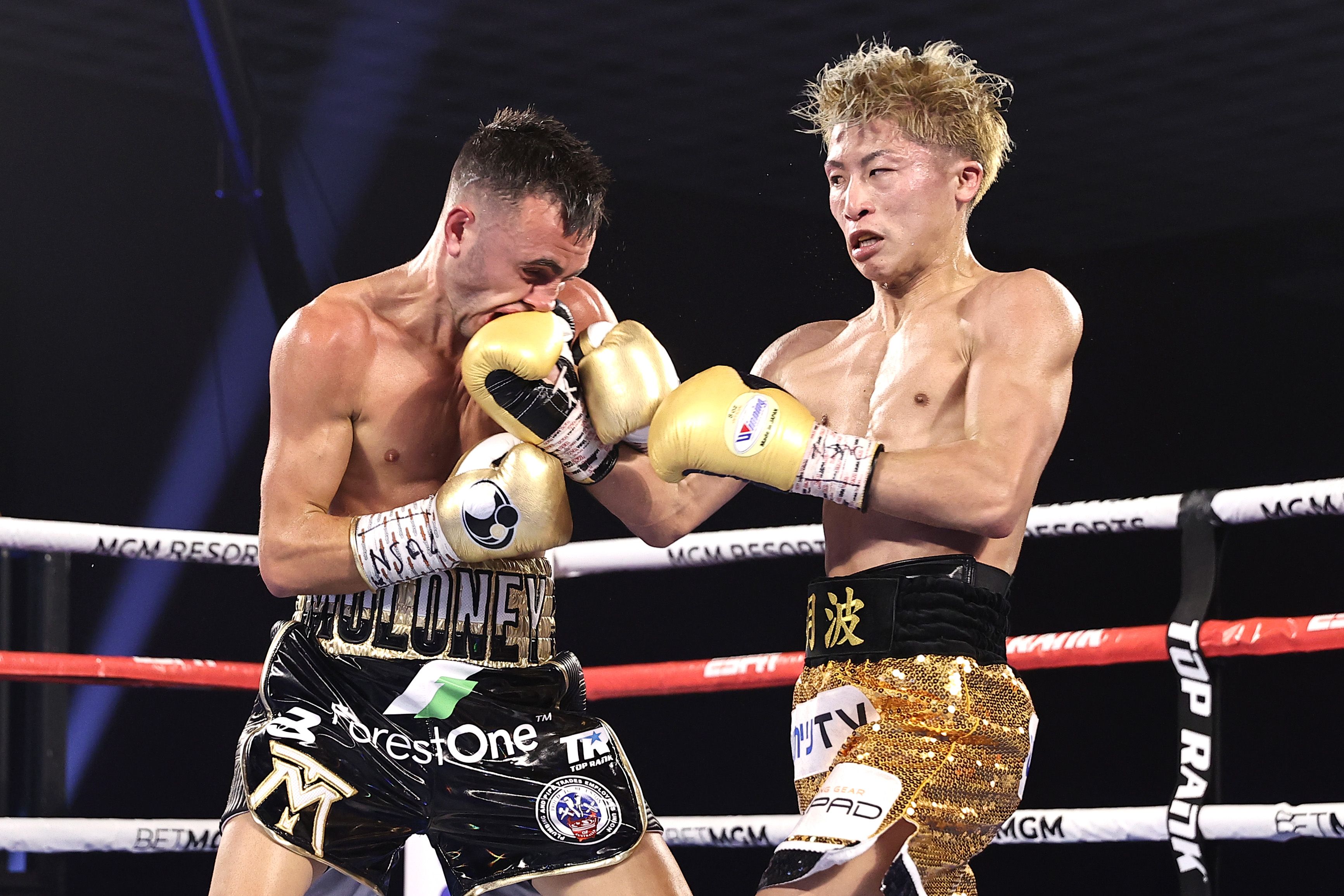 Petinju Jepang Naoya Inoue melontarkan pukulan uppercut ke arah rahang petinju Australia, Jason Moloney.    